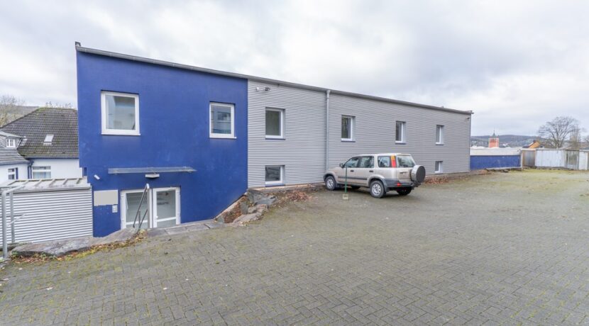 Haupteingang mit PKW- Stellplätze