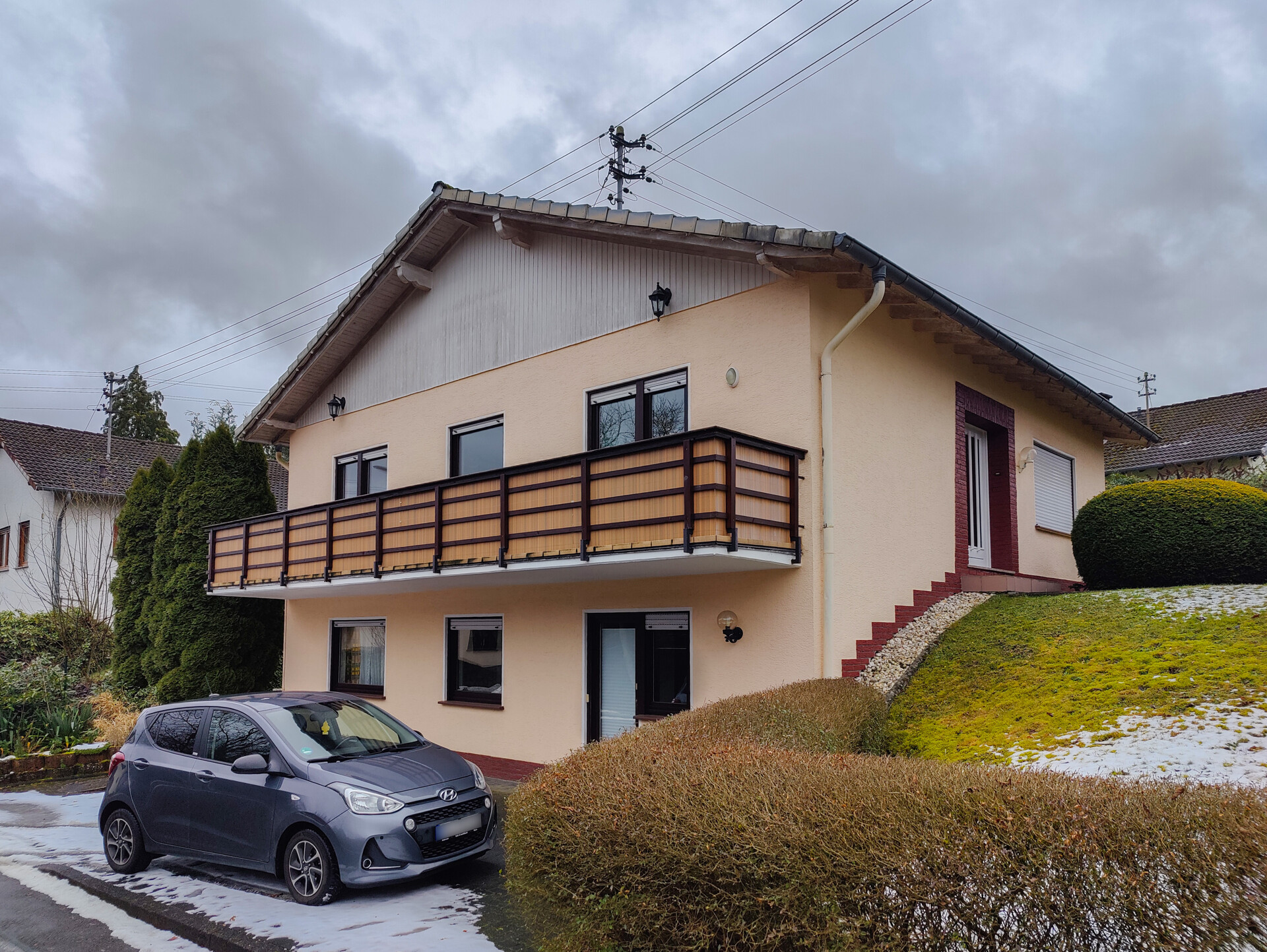 Ein-/Zweifamilienhaus in idyllischer Höhenlage mit herrlichem Ausblick!