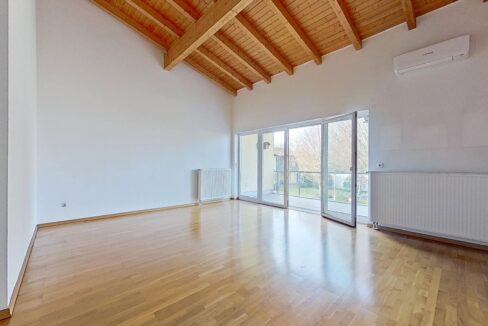 Wohnbereich mit hohen Decken