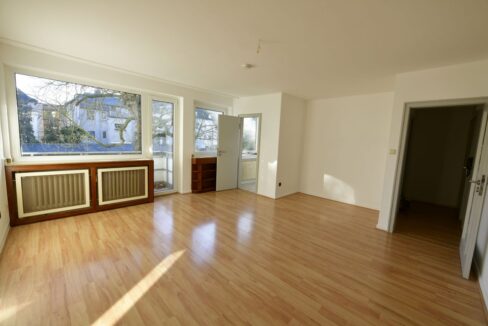 Wohn-/Schlafzimmer mit Blick auf Balkon und Küche