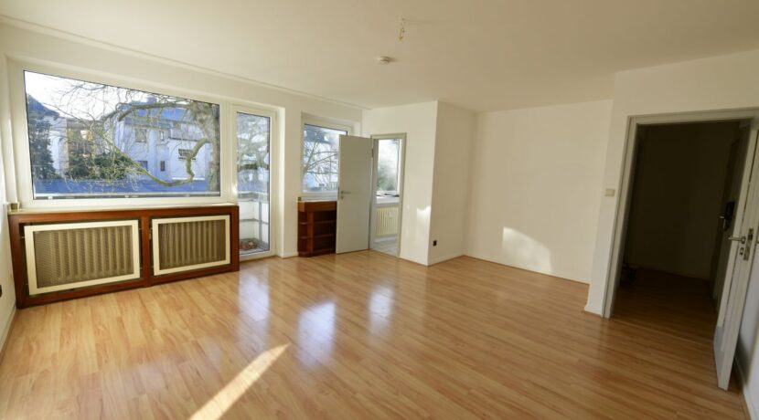 Wohn-/Schlafzimmer mit Blick auf Balkon und Küche