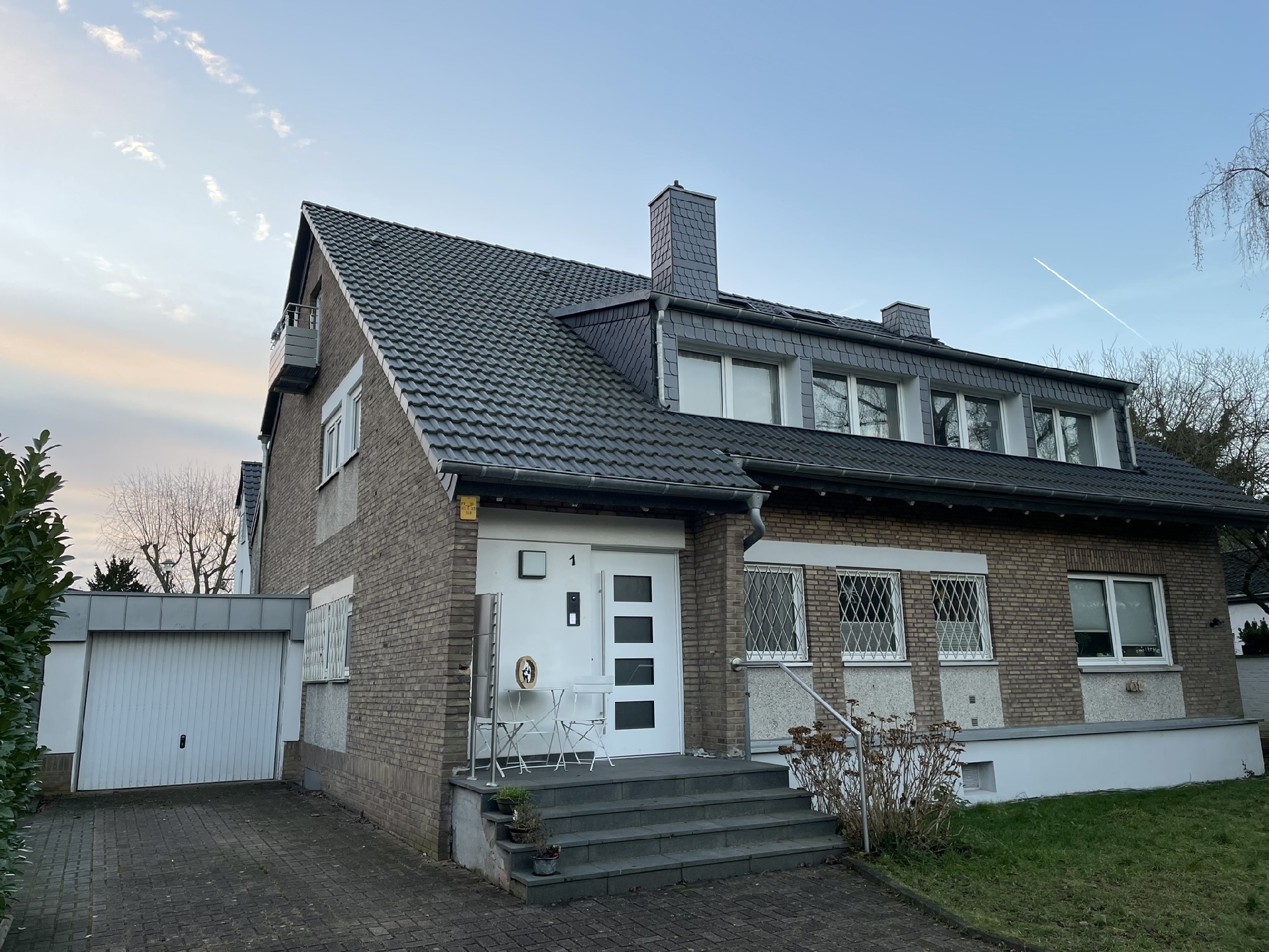 Düsseldorf-Angermund – Exklusive Wohnlage! Renovierte 4-Zimmer-Wohnung mit Terrasse und Garage!