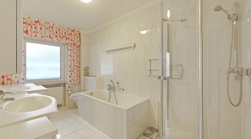 helles Dusch- und Wannenbad