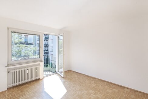 Schlafzimmer mit Balkonzugang