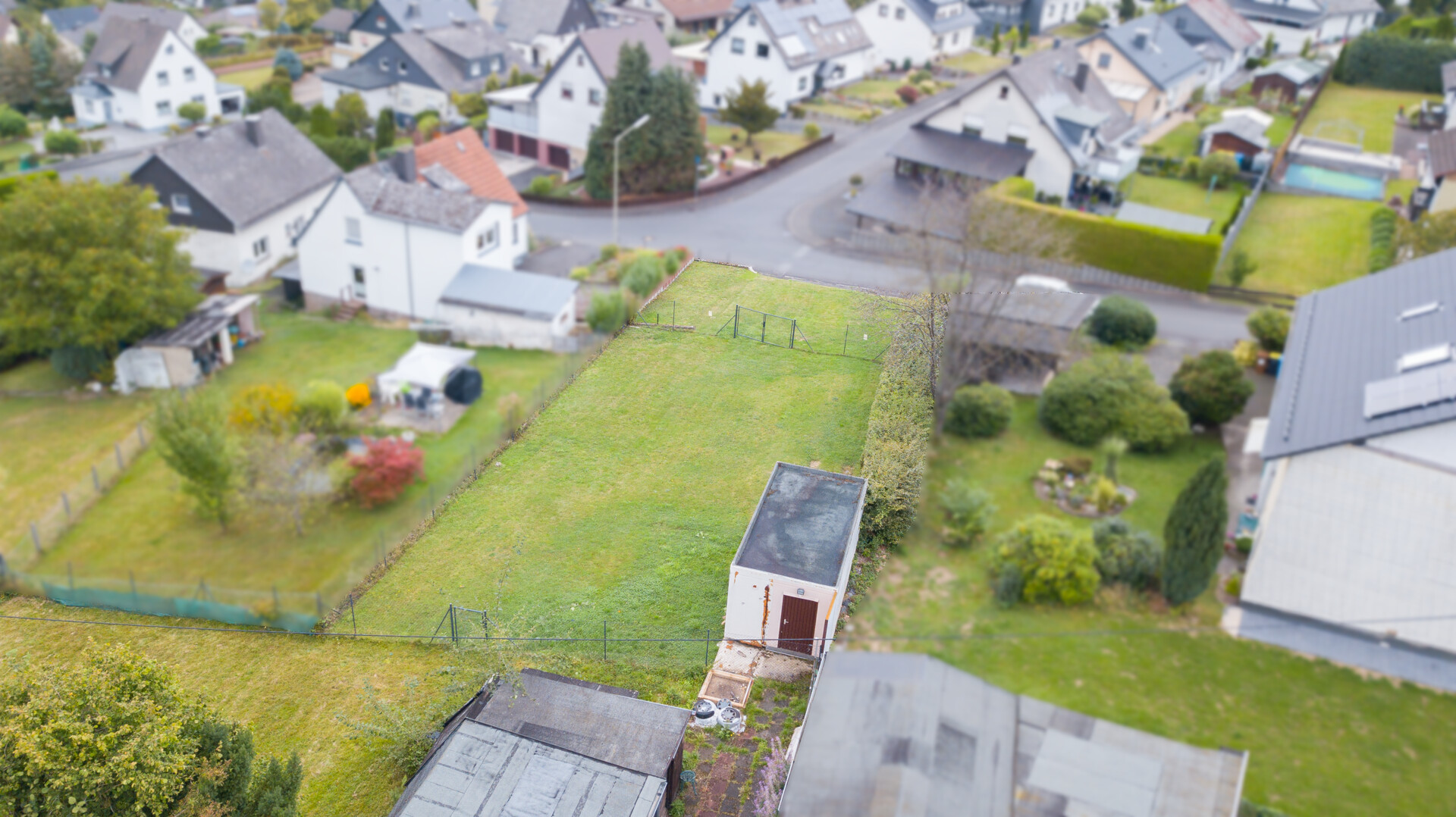 **PREISREDUZIERUNG** Attraktives Baugrundstück mit Garage in ruhiger Wohnlage, nahe Gebhardshain!