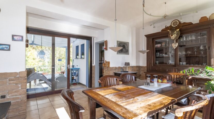 Essbereich mit zugang auf die Terrasse