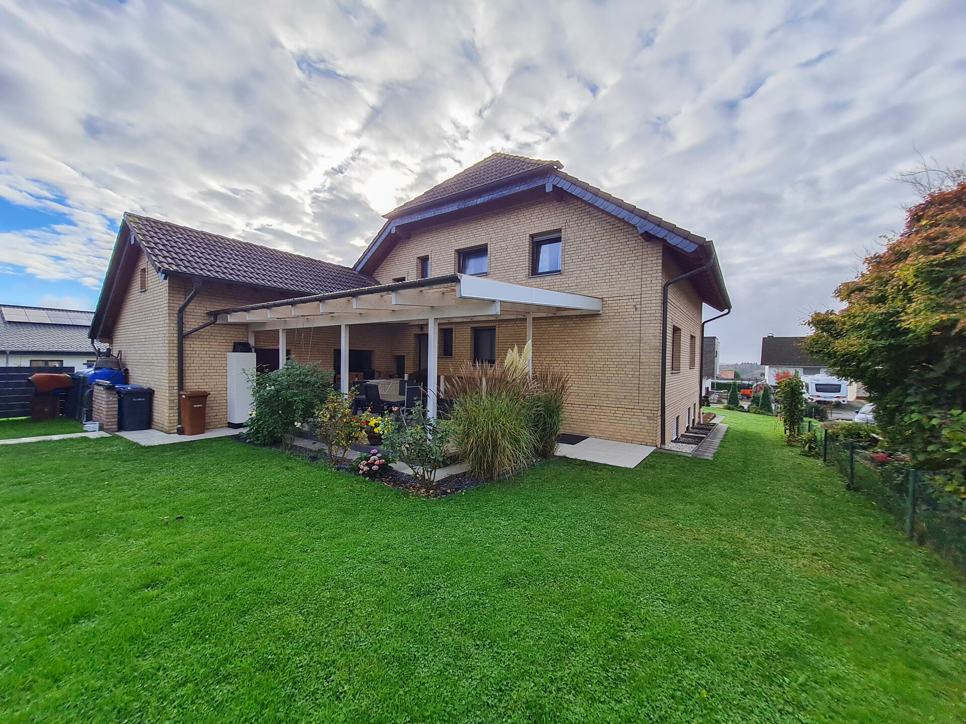 Repräsentatives, verklinkertes Landhaus mit ELW in bevorzugter Wohnlage von Straßenhaus zu verkaufen!