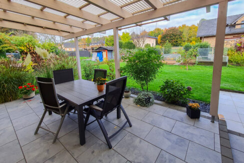 Terrasse hinter dem Haus