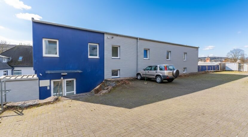 Haupteingang mit PKW- Stellplätze