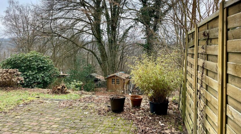 Blick von der Terrasse in den Garten