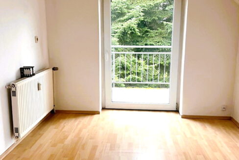 Essbereich mit Zugang zum Balkon