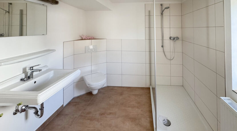 Kinderbad-Tageslichtbad mit Dusche OG