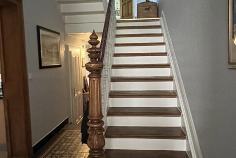 Ein breites Treppenhaus