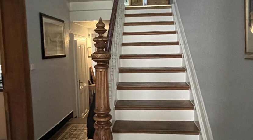 Ein breites Treppenhaus