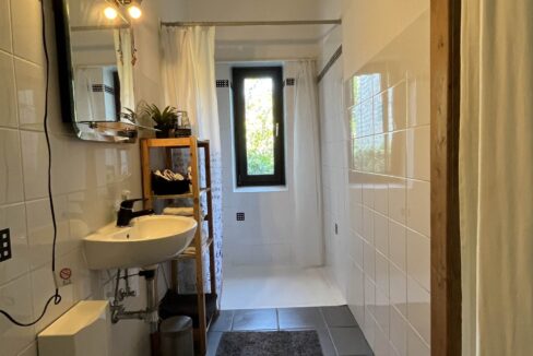 Das angrenzende Duschbad/WC