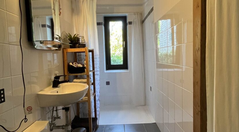 Das angrenzende Duschbad/WC