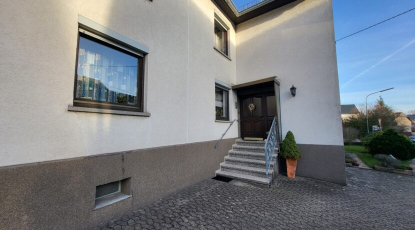 Eingangsbereich und Parkplatz