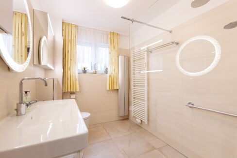 Modernes Bad im Erdgeschoss