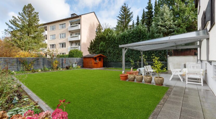 Blick in den Garten mit Terrasse