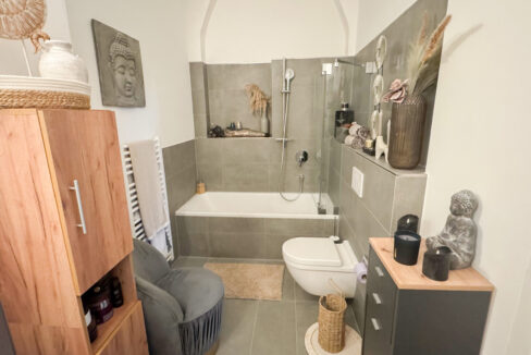 Hochwertiges Duschbad mit historischen Decken