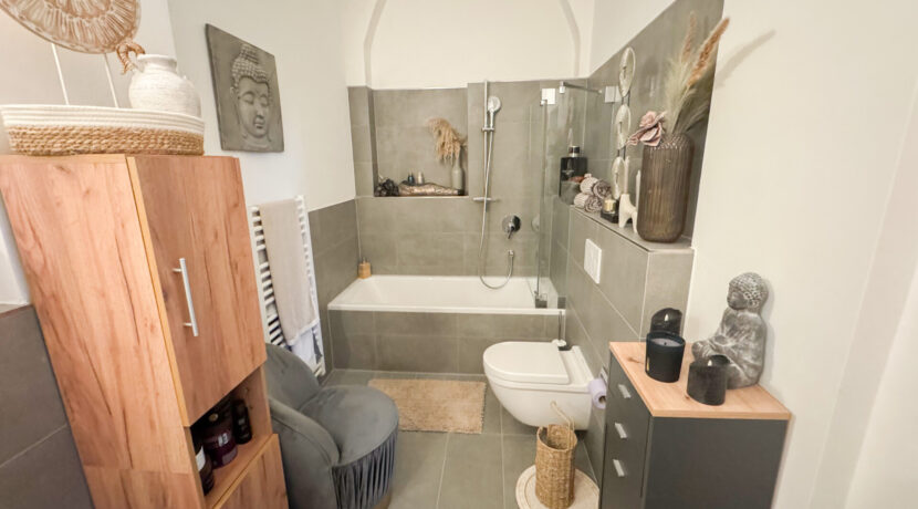 Hochwertiges Duschbad mit historischen Decken