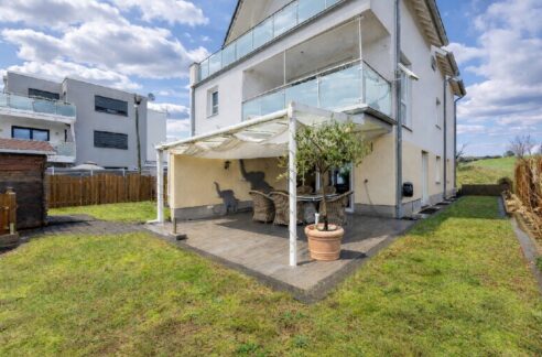 Rückansicht mit Terrasse und Garten