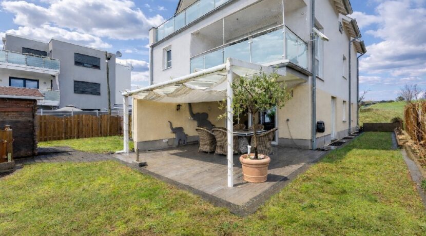 Rückansicht mit Terrasse und Garten