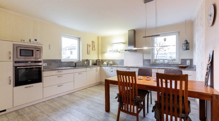 Großzügige Küche mit Essbereich