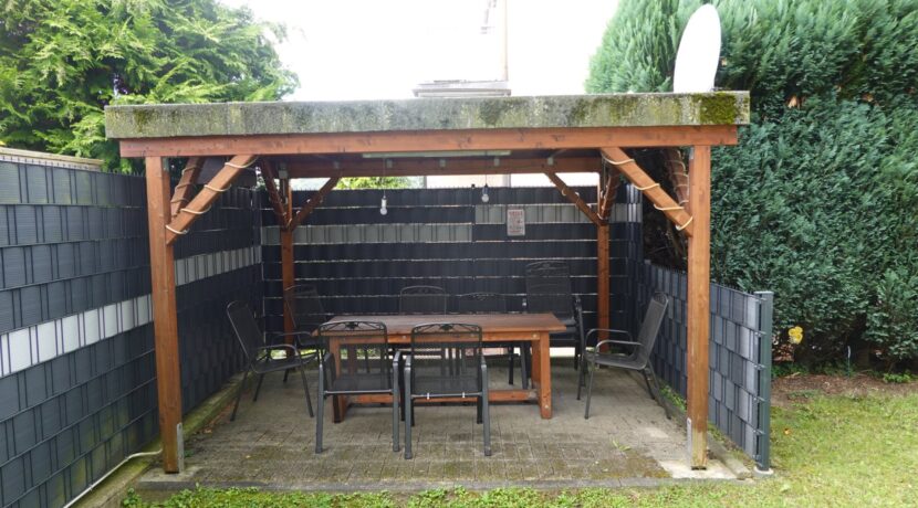 Überdachte Terrasse im Garten