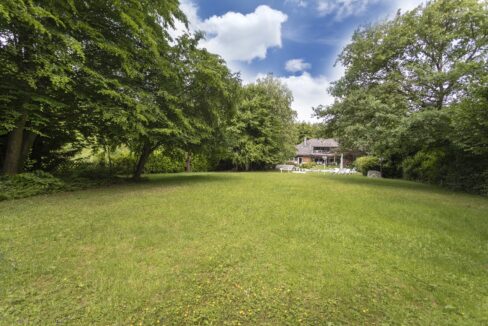 Das ca. 3800 m² großes Grundstück bietet Platz für Parkflächen