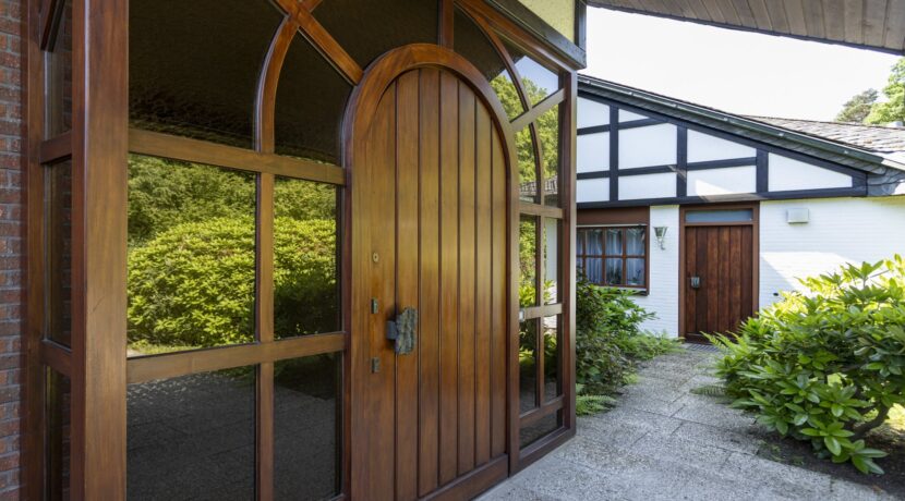 Separate Zugänge zum Haupt- und Nebentrakt