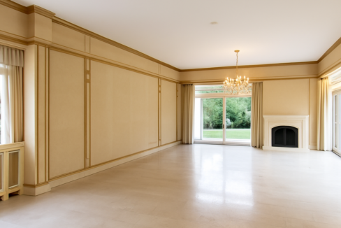 Großer Besprechungsraum mit Blick und Zugang auf die Terrasse