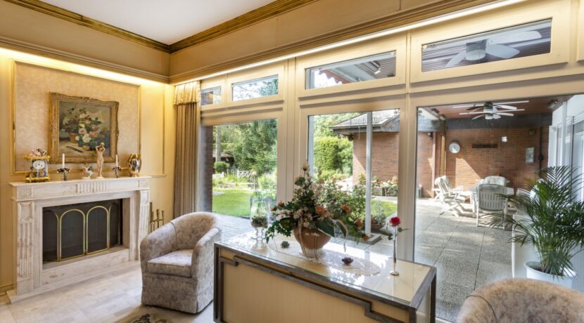 Besprechungsraum mit Zugang zur teilüberdachten Terrasse