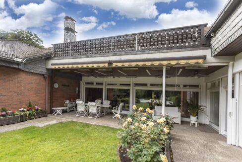 Blick auf die teilüberdachte Terrasse