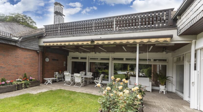 Blick auf die teilüberdachte Terrasse