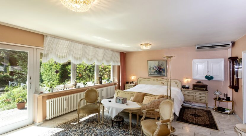 Separater Besprechungsraum im EG ...