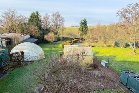 Gartenansicht mit Pool unter der Kuppel