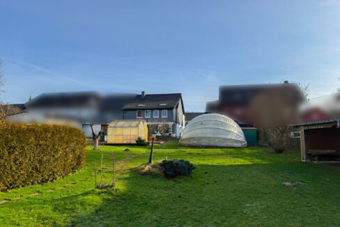 Gartenansicht mit Pool unter der Rundkuppel