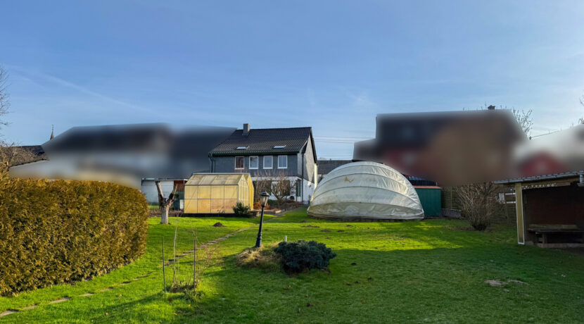 Gartenansicht mit Pool unter der Rundkuppel