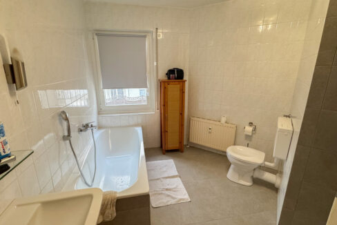 Tageslichbad mit Dusche und Wanne