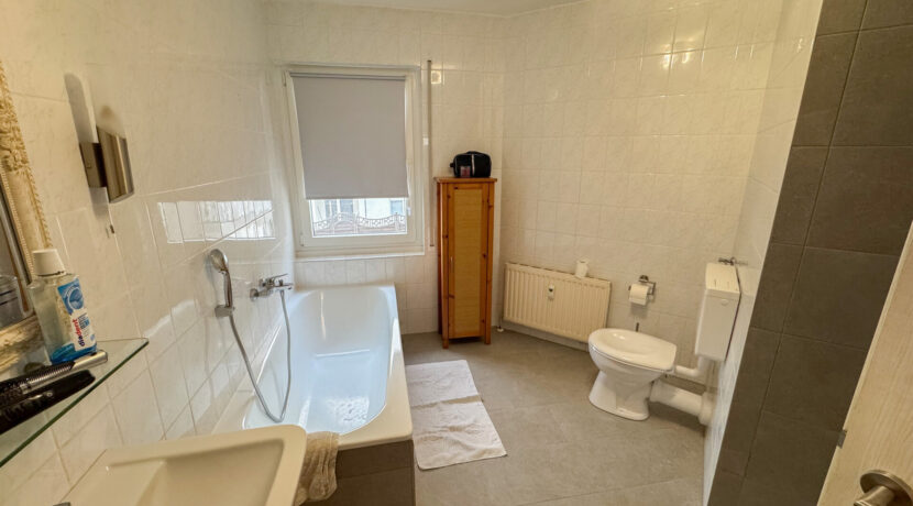 Tageslichbad mit Dusche und Wanne