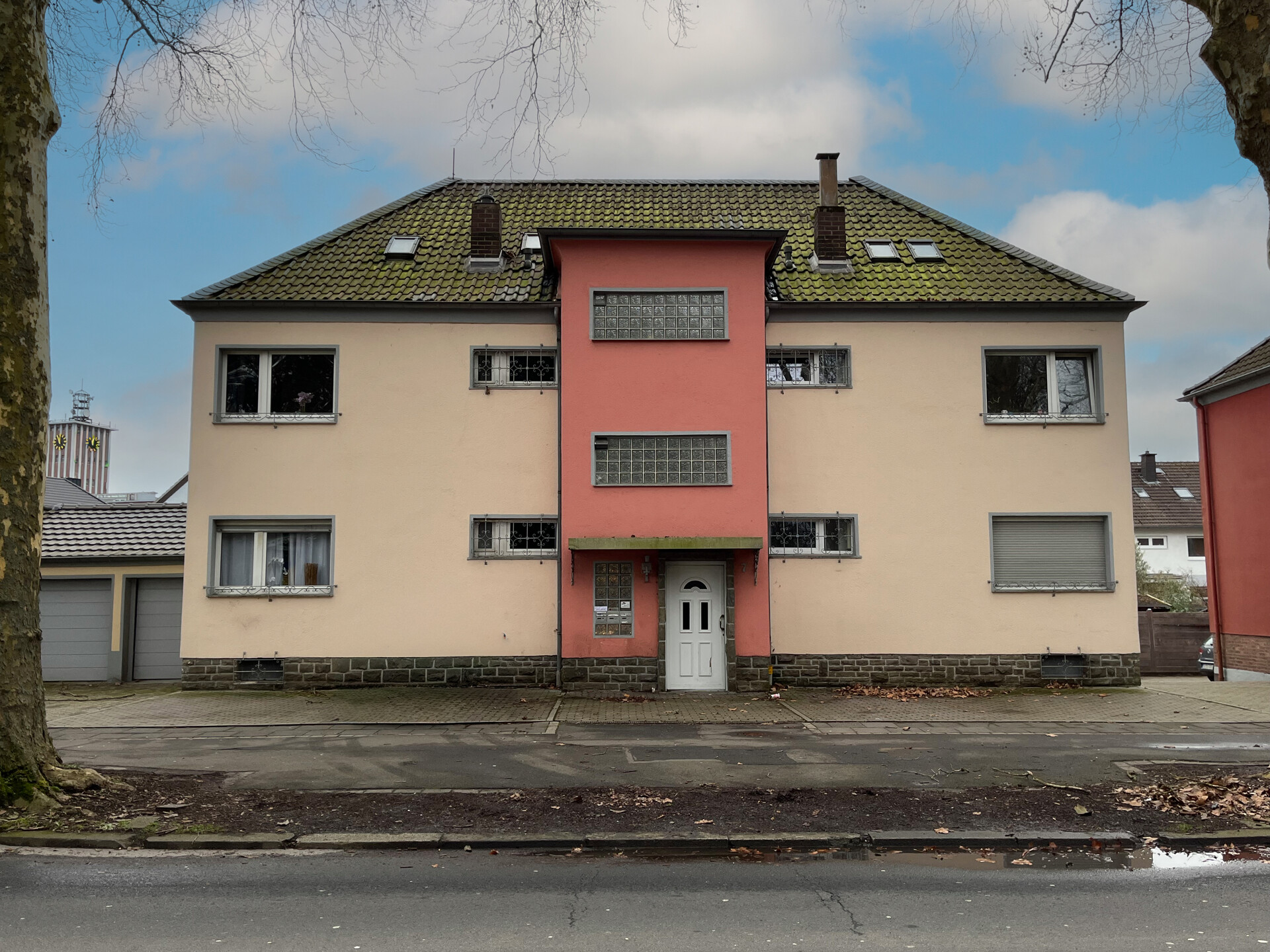 Attraktives Investment – zentral gelegenes MFH mit 4 möblierten Wohnungen plus Ausbaureserve