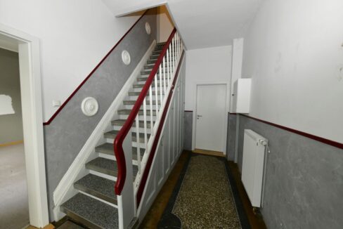 Flur mit Treppe ins Obergeschoss