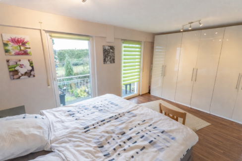 Schlafzimmer mit Balkonzugang