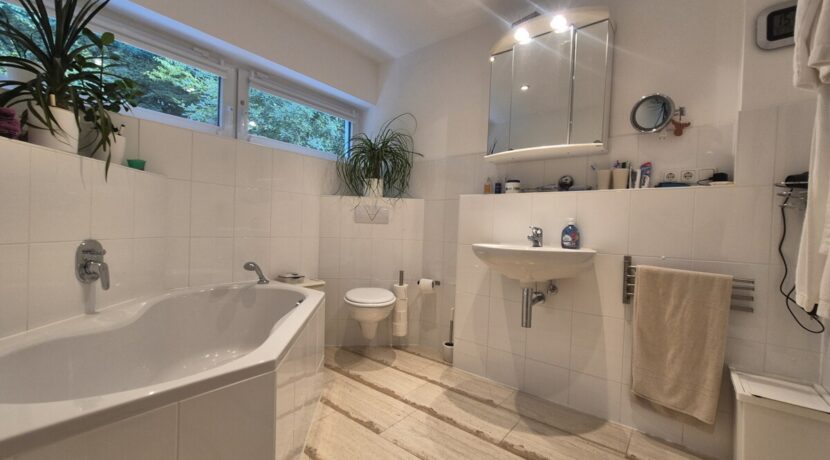 Bad ensuite mit Wanne...