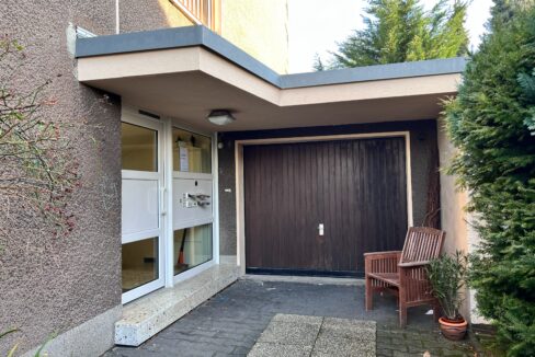 Eingang und Garage 48