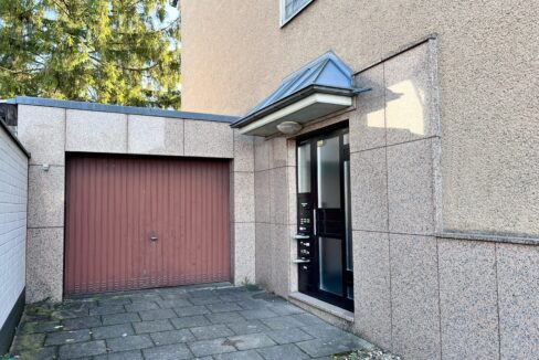 Eingang und Garage 50