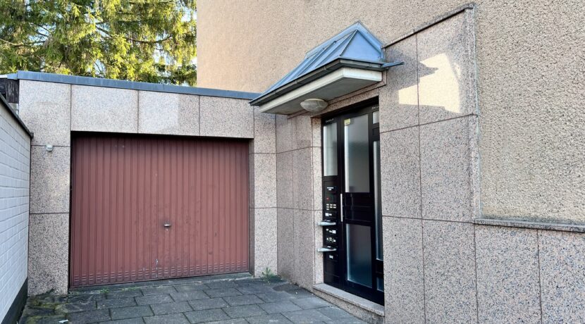 Eingang und Garage 50