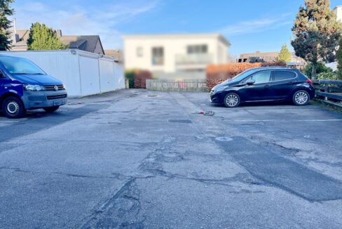 Parkplatz und Garagen
