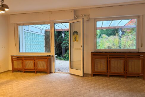 Wohnzimmer mit Zugang zur Terrasse